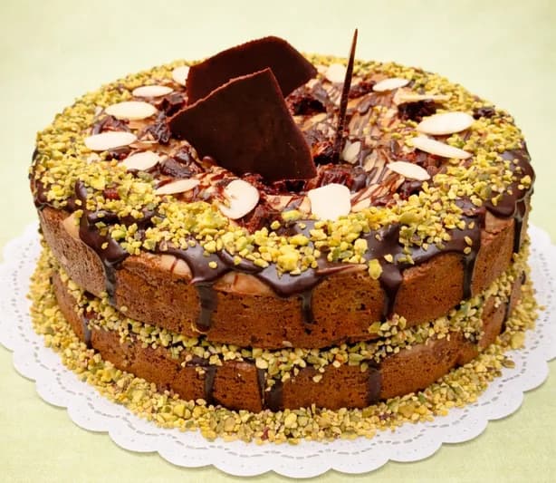 Pastel de pistache con almendra y dátil
